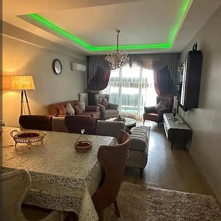 انيقة مطلة على البحر