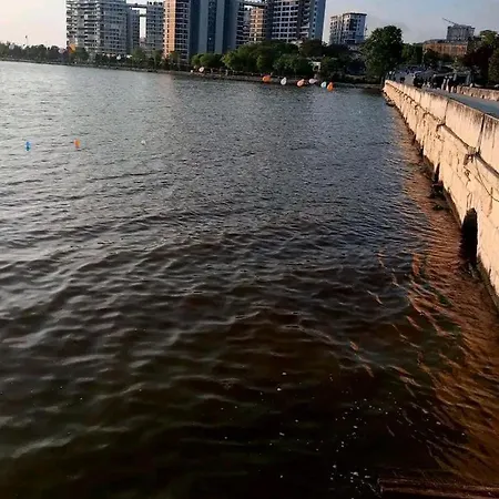 انيقة مطلة على البحر *