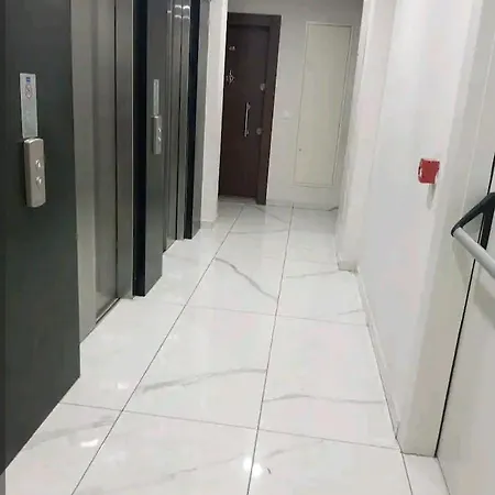 انيقة مطلة على البحر * اسطنبول